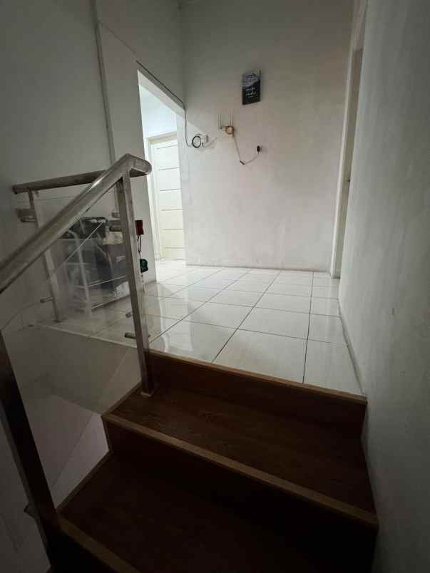 dijual rumah jl menteng indah