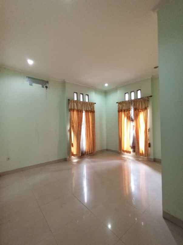 dijual rumah jl raya jatiwaringin