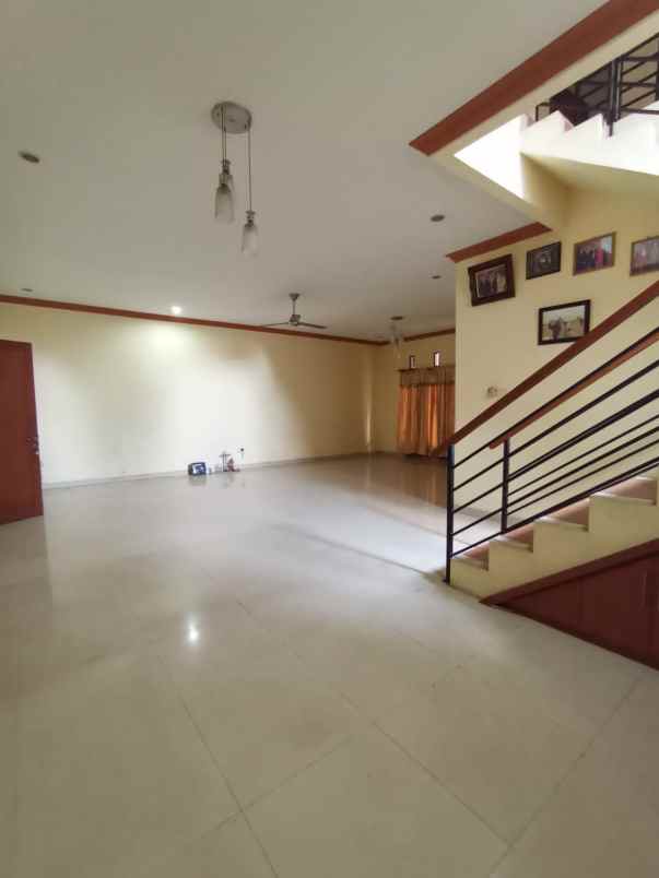 dijual rumah jl raya jatiwaringin