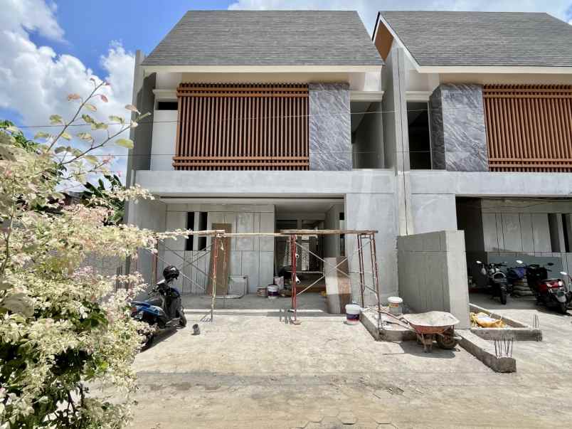 dijual rumah jl ringroad utara meguwo