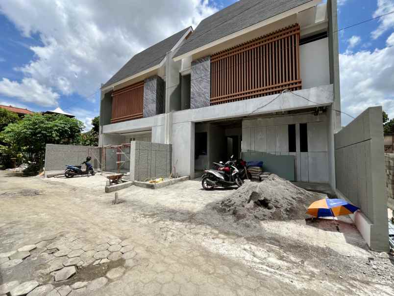 dijual rumah jl ringroad utara meguwo