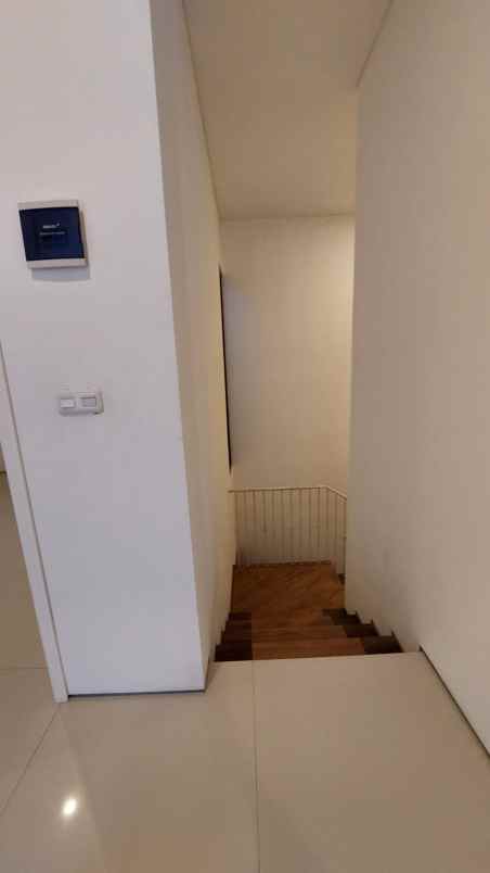 dijual rumah jl setra duta raya