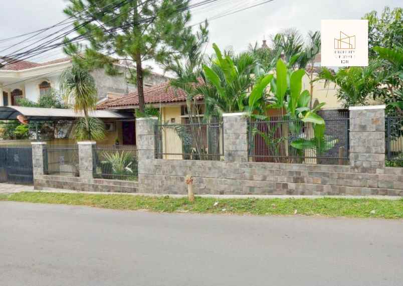 dijual rumah jl setrasari