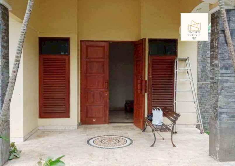 dijual rumah jl setrasari