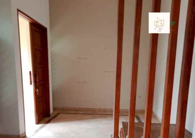 dijual rumah jl setrasari