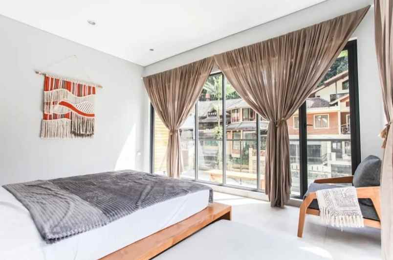 dijual rumah jl tirtasari setraduta