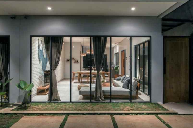 dijual rumah jl tirtasari setraduta