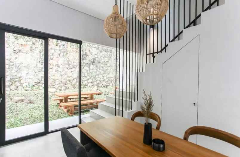 dijual rumah jl tirtasari setraduta