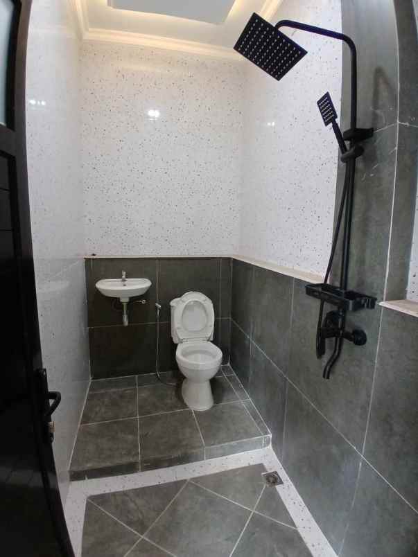 dijual rumah jln raya jatimulya depok