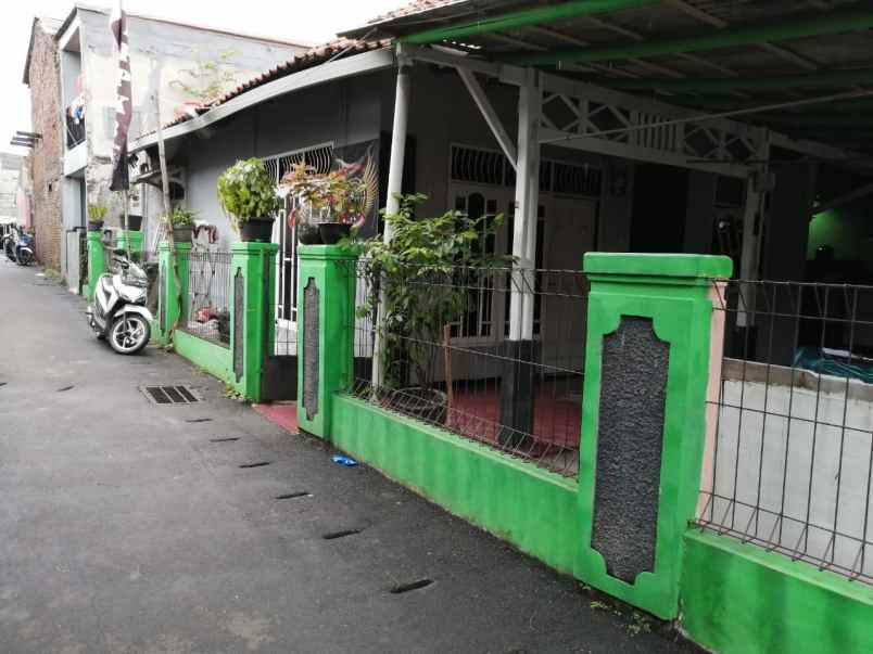 dijual rumah kampung strategis di cilodong depok