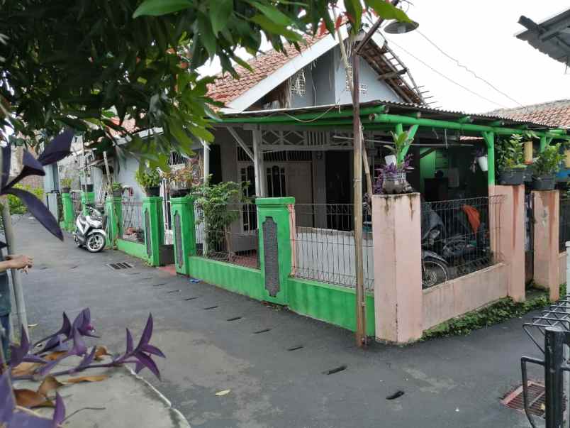 dijual rumah kampung strategis di cilodong depok