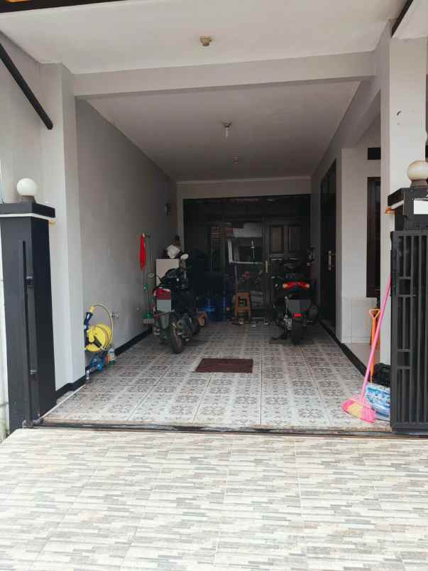 dijual rumah kawaluyaan indah