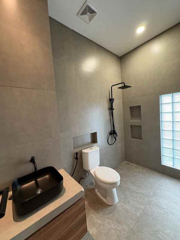 dijual rumah kencana loka bsd