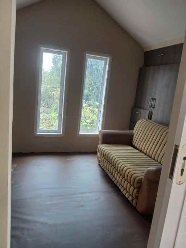 dijual rumah komplek cihanjuang