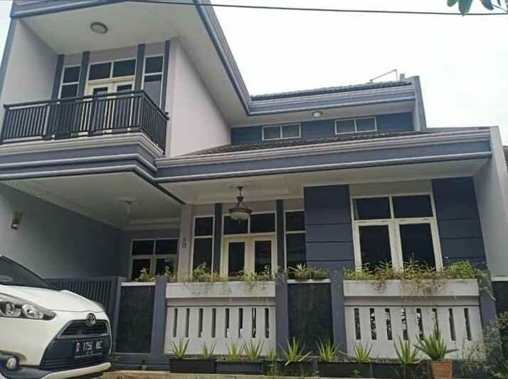 dijual rumah komplek dengan bangunan kokoh 2 lantai