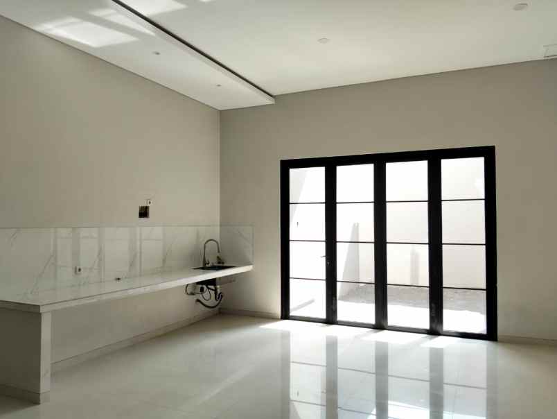 dijual rumah komplek elit singgasana