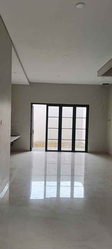 dijual rumah komplek elit singgasana