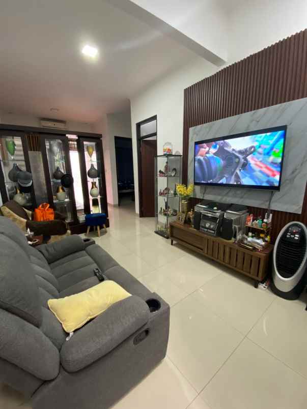 dijual rumah komplek elite puri dago