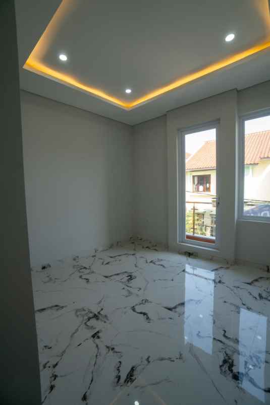 dijual rumah komplek gading imperial