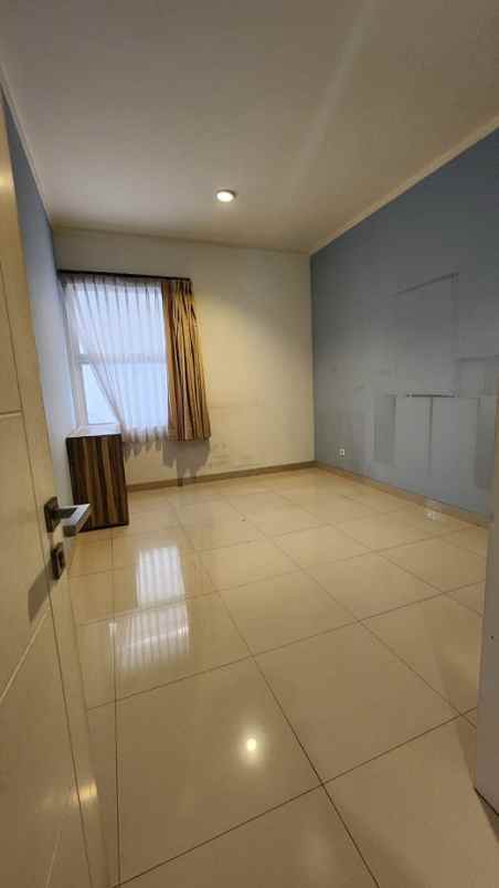 dijual rumah komplek grand orchard