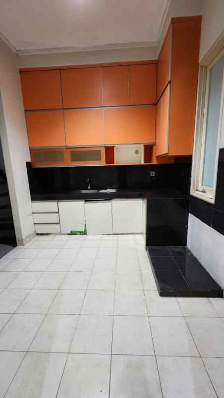 dijual rumah komplek grand orchard