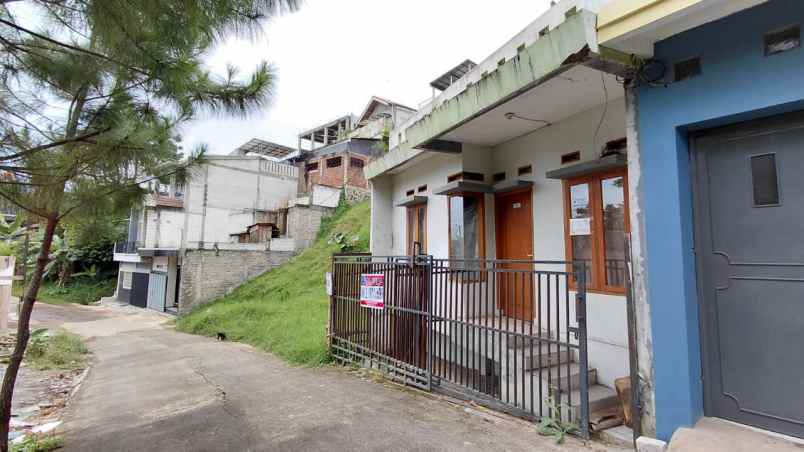 dijual rumah komplek sariwangi