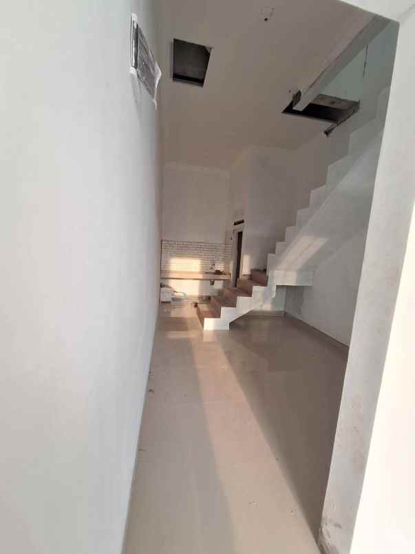 dijual rumah kp tengah kec kramat jati