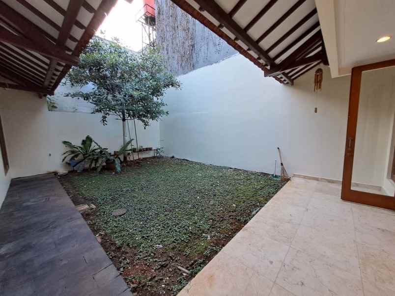 dijual rumah lebak bulus