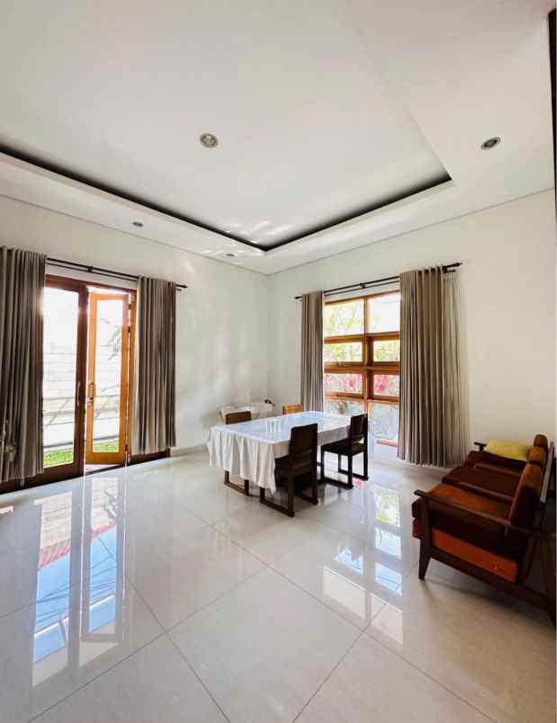 dijual rumah lokasi situsari cijagra