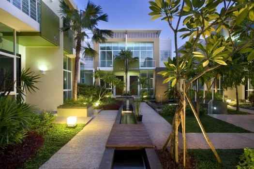 dijual rumah luster cantik 3 lantai di de oaze tomang