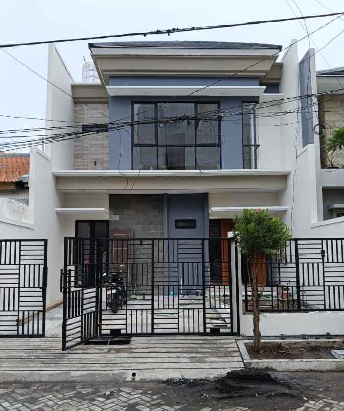 dijual rumah manyar