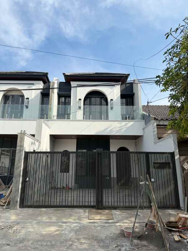 dijual rumah manyar