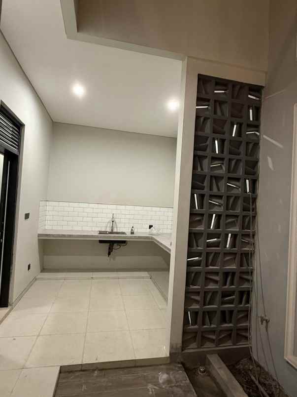 dijual rumah manyar
