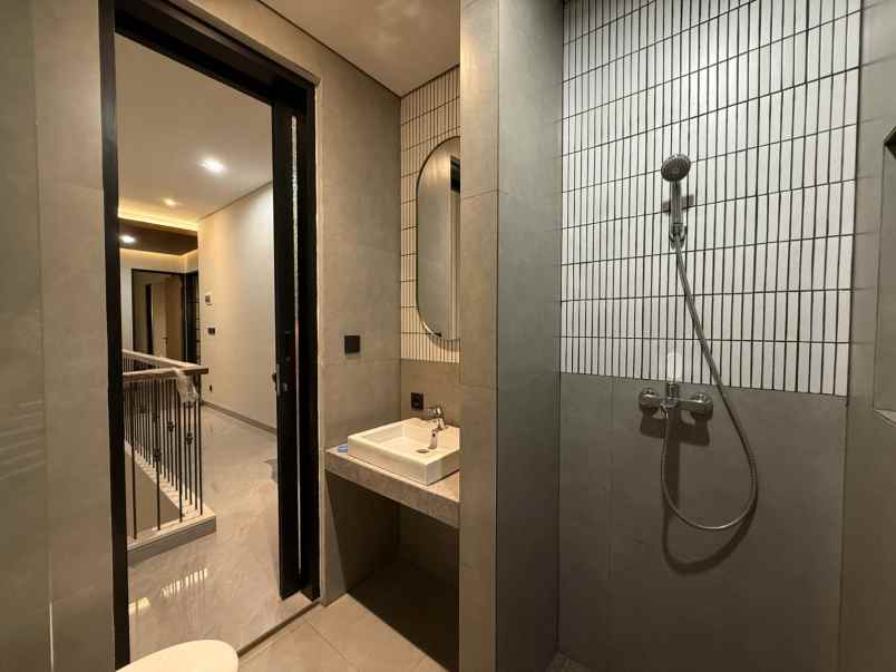 dijual rumah manyar