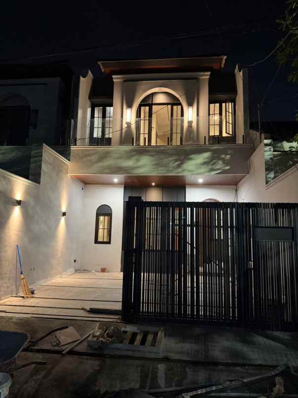 dijual rumah manyar