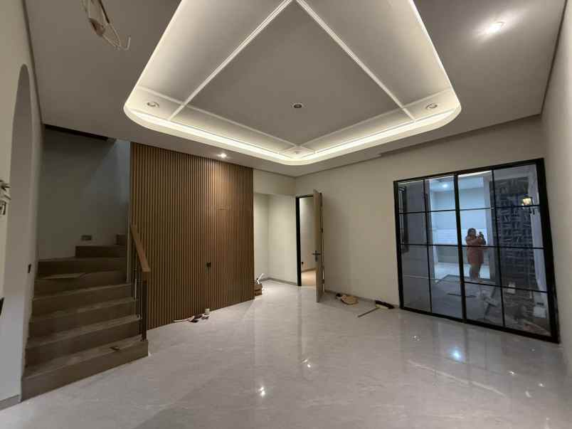 dijual rumah manyar