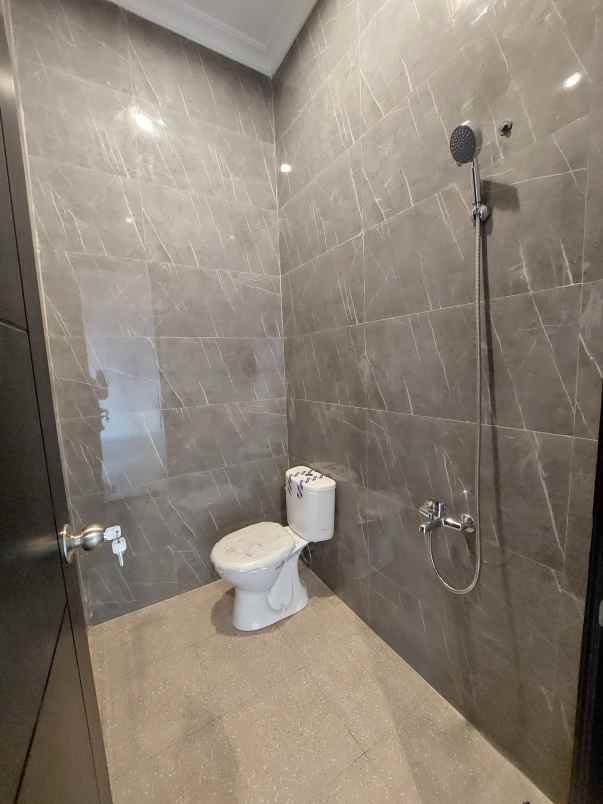 dijual rumah manyar