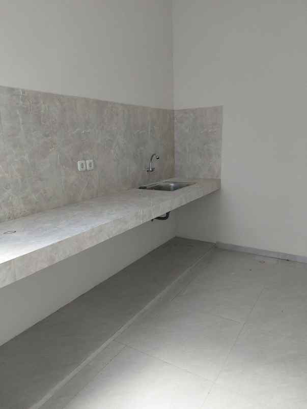 dijual rumah manyar