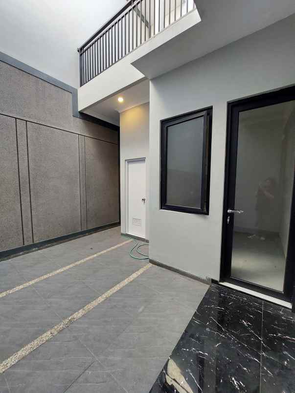 dijual rumah manyar