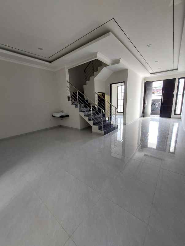 dijual rumah manyar