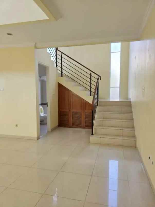 dijual rumah mega cinere