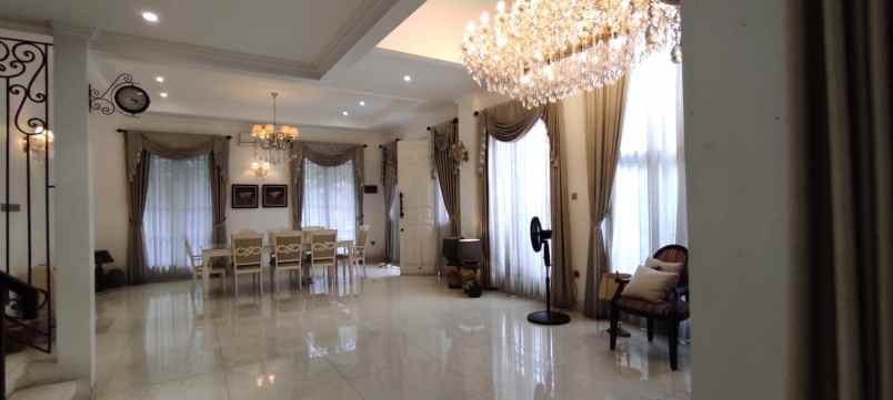 dijual rumah mewah 3 lantai di larangan indah