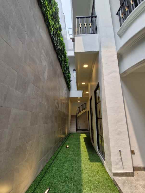 dijual rumah mewah siap huni di tomang