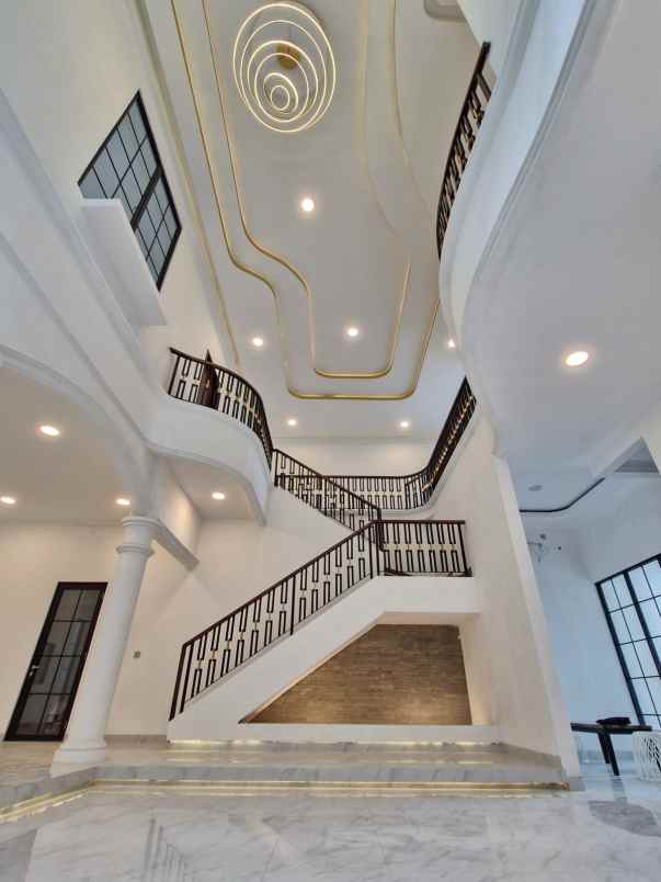 dijual rumah mewah siap huni di tomang