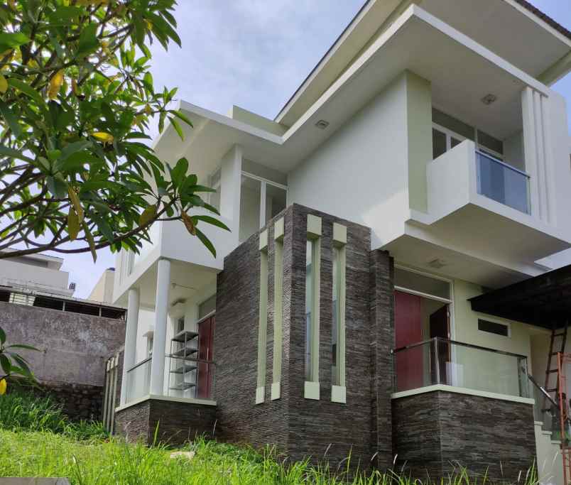 dijual rumah modern hill cluster green