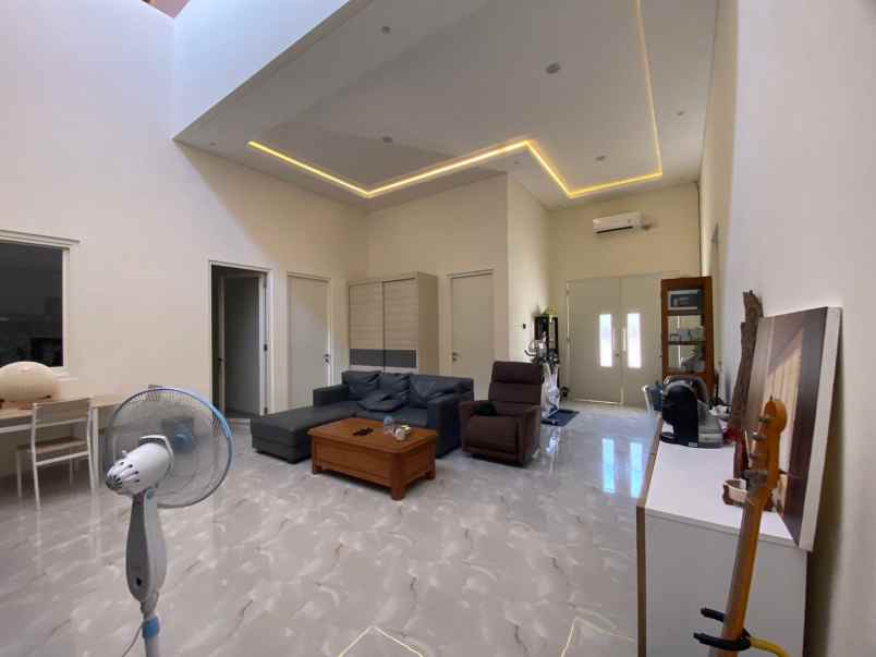 dijual rumah mulyosari prima