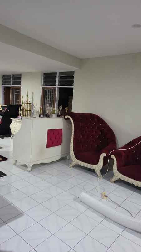 dijual rumah ngesrep barat