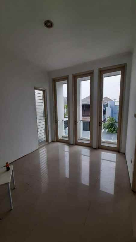 dijual rumah pakuwon city