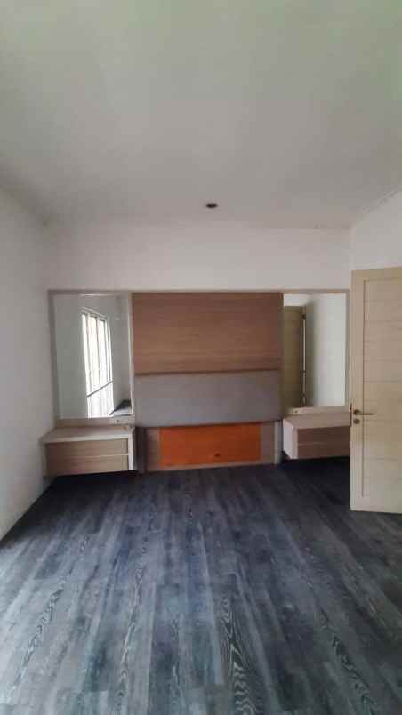 dijual rumah pakuwon city
