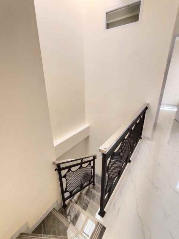 dijual rumah perumnas beji